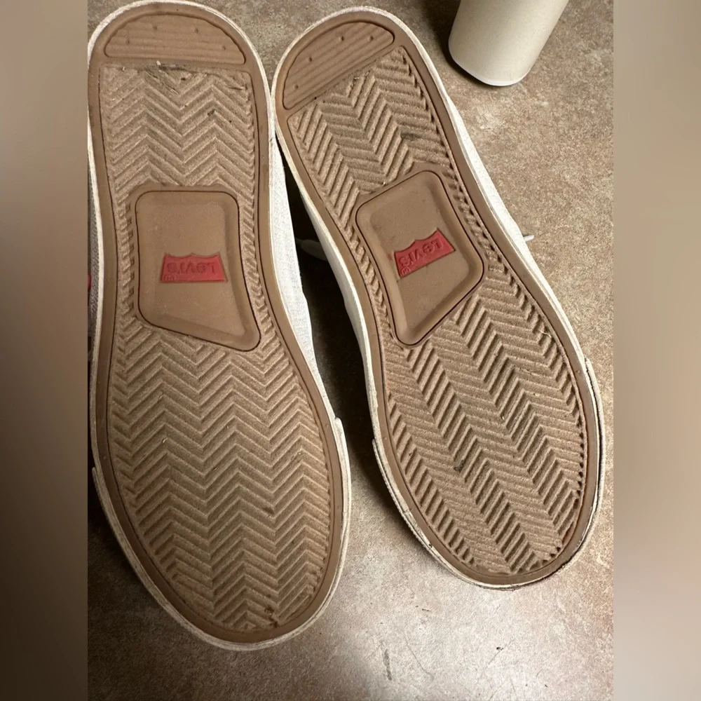 SOLD - Levi’s Grey Leaf Print Lace Up Sneakers - Picture 4 of 7